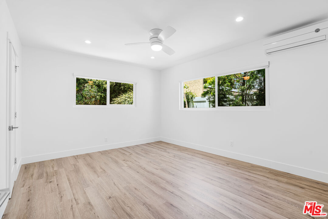 527 S Barrington Ave Unit: 2