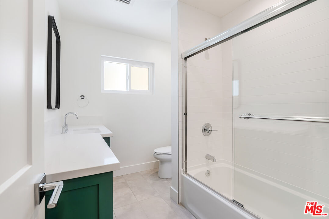 527 S Barrington Ave Unit: 2