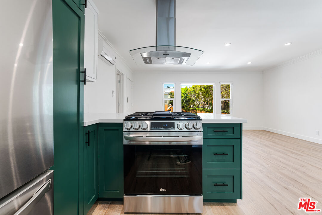 527 S Barrington Ave Unit: 2