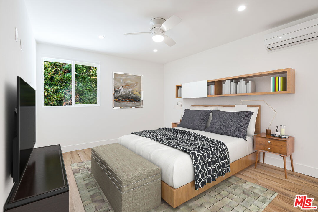 527 S Barrington Ave Unit: 2