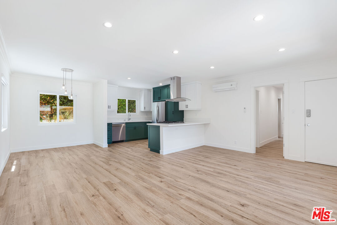527 S Barrington Ave Unit: 2