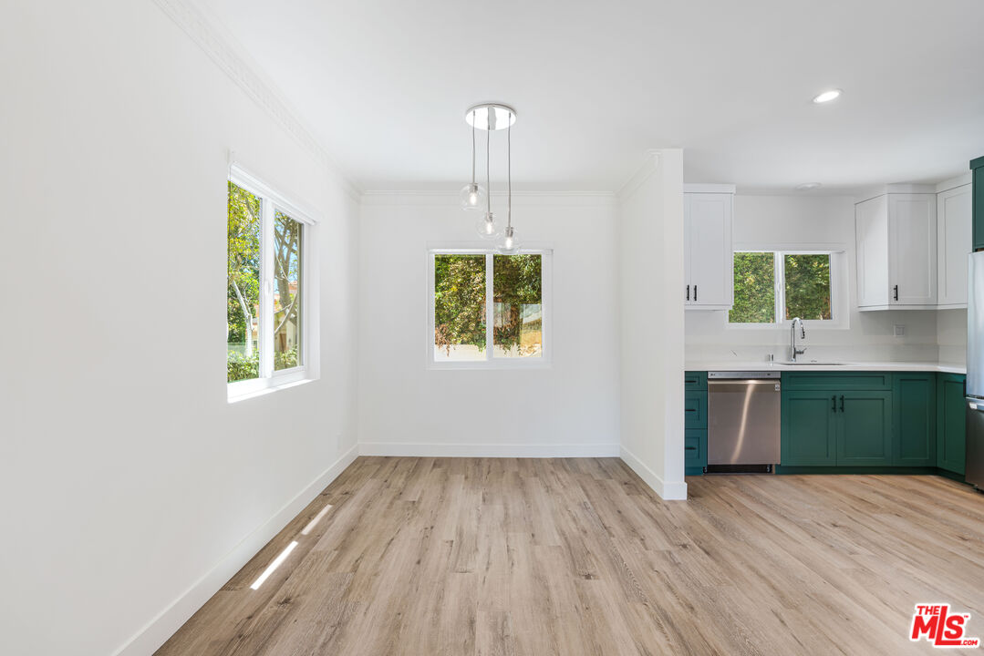 527 S Barrington Ave Unit: 2