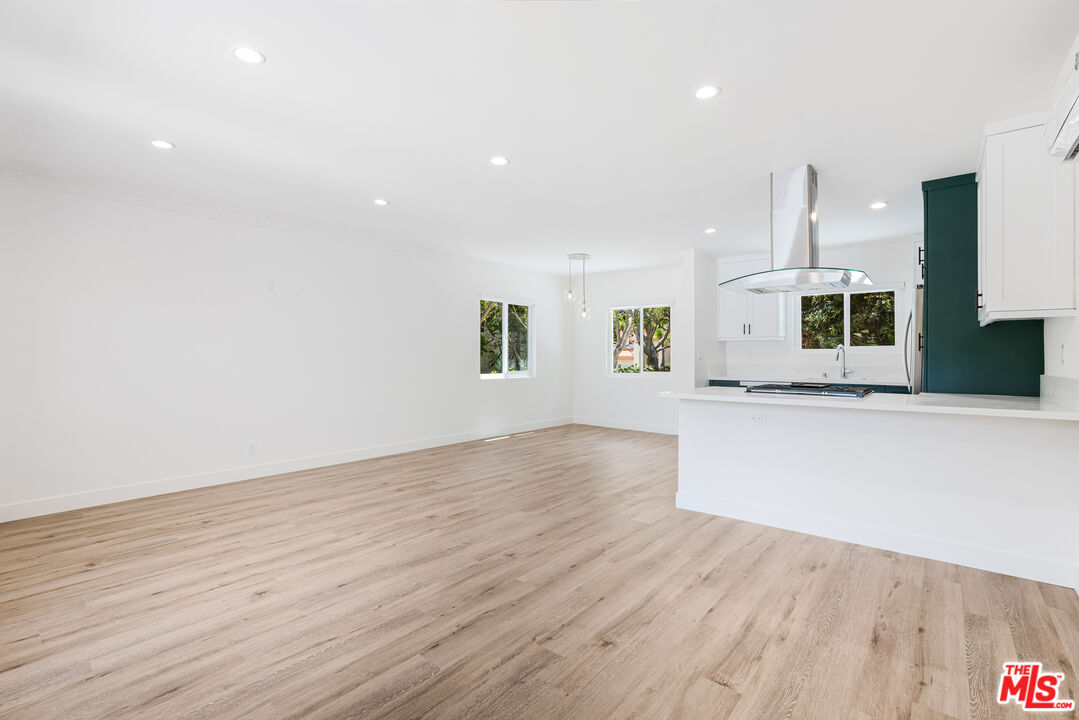 527 S Barrington Ave Unit: 2