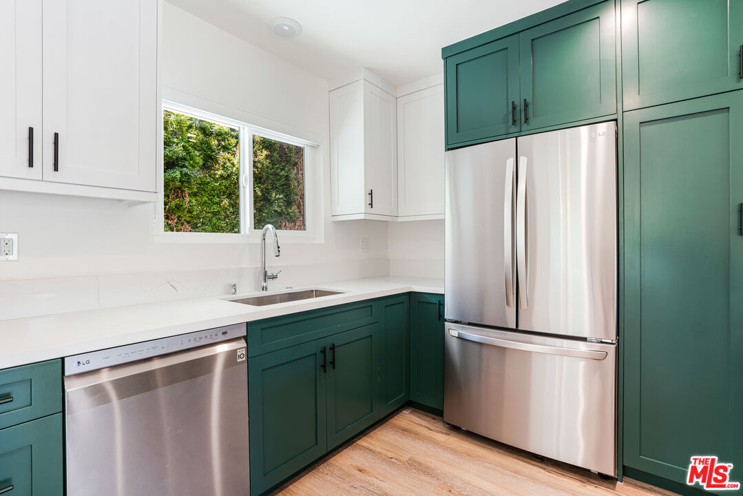 527 S Barrington Ave Unit: 2