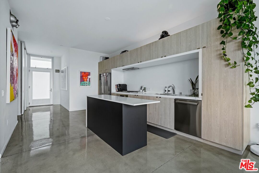 901 Hancock Ave Unit: 302