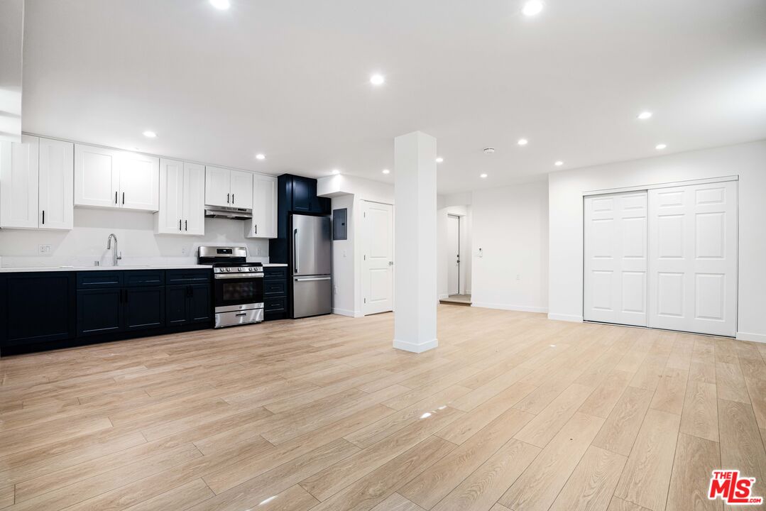 527 S Barrington Ave Unit: 16