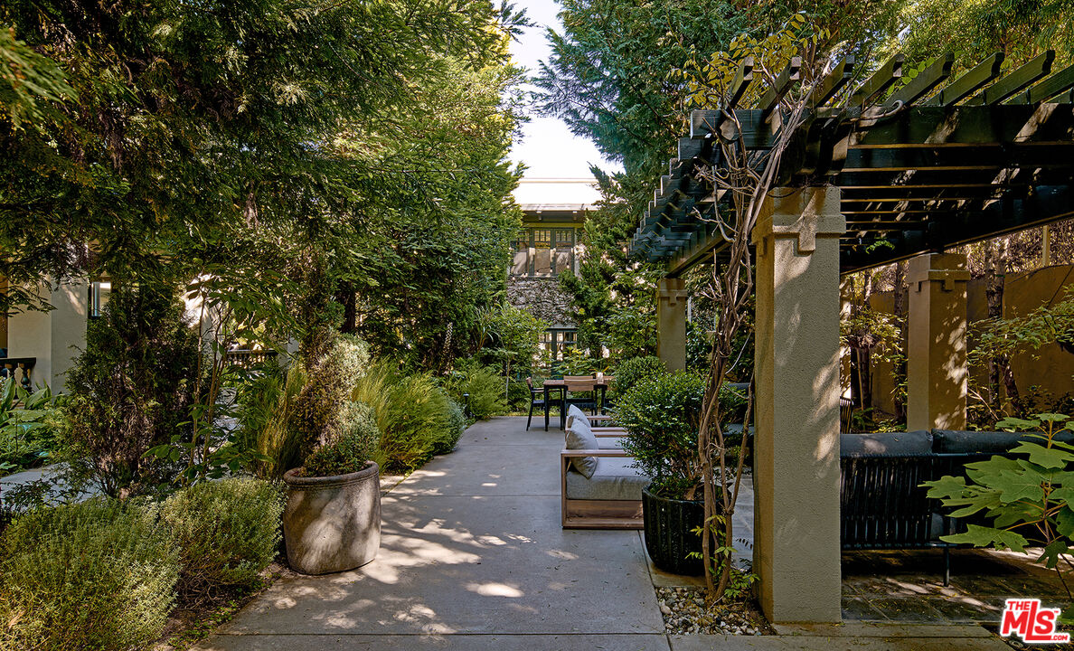2020 Georgina Ave