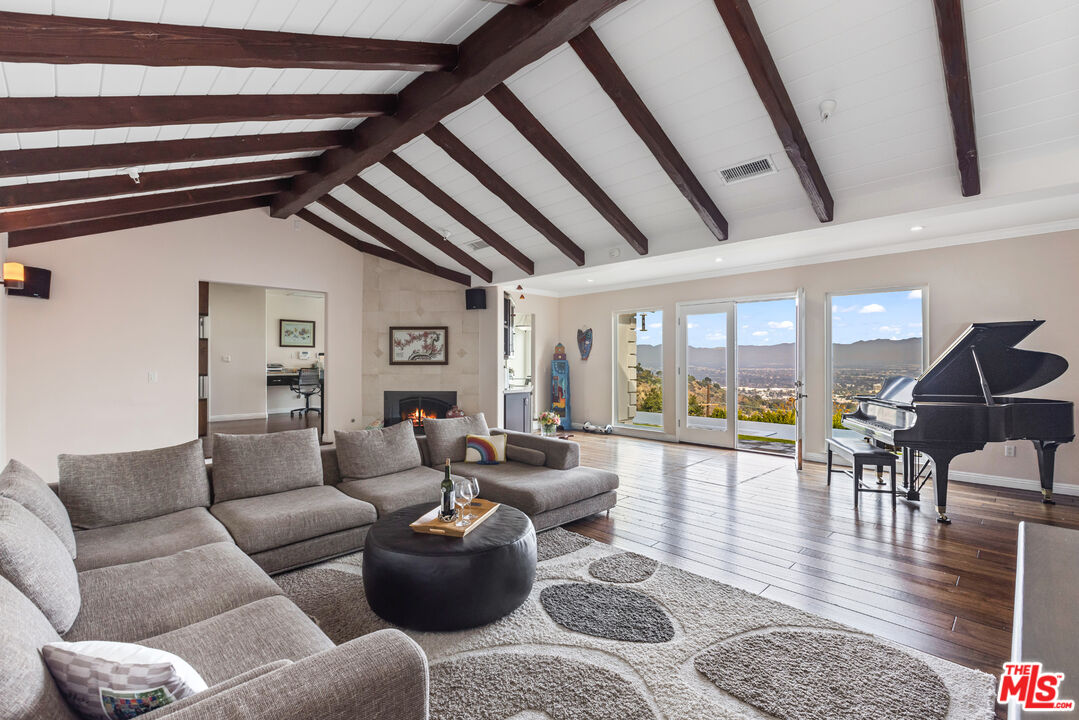 14367 Mulholland Dr