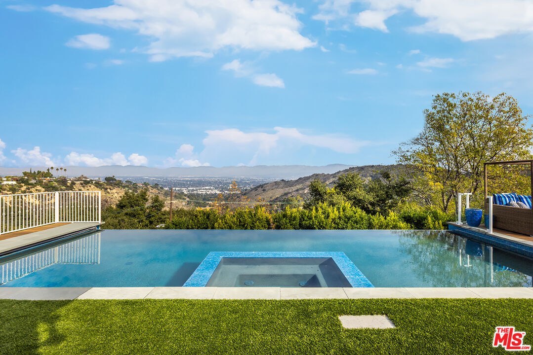 14367 Mulholland Dr