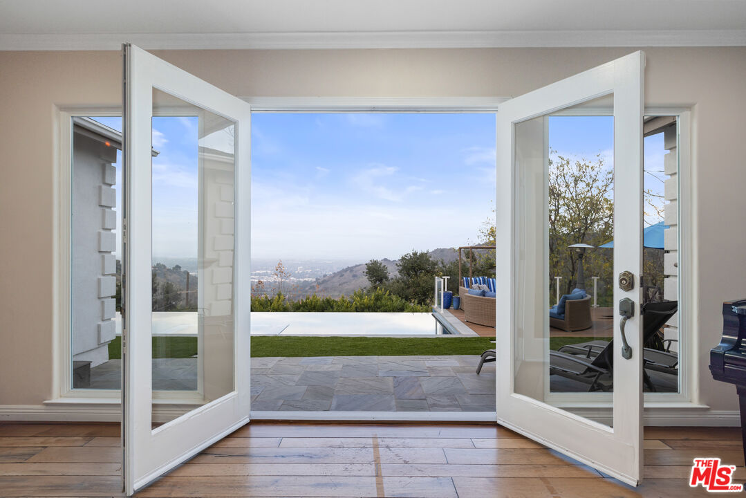 14367 Mulholland Dr