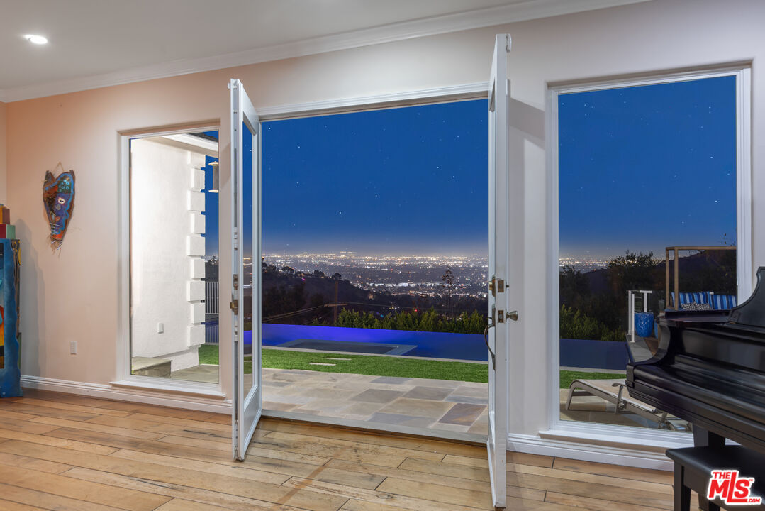 14367 Mulholland Dr