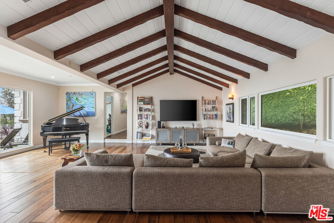 14367 Mulholland Dr