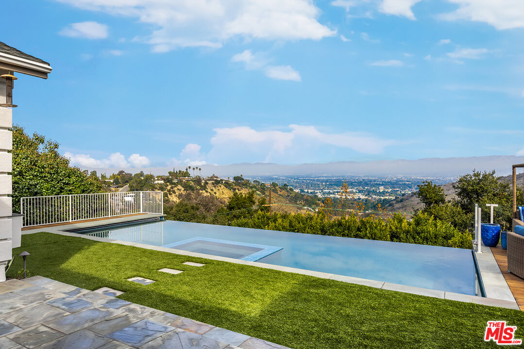 14367 Mulholland Dr