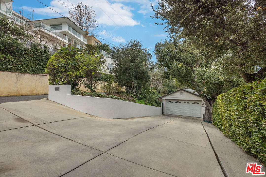 14367 Mulholland Dr