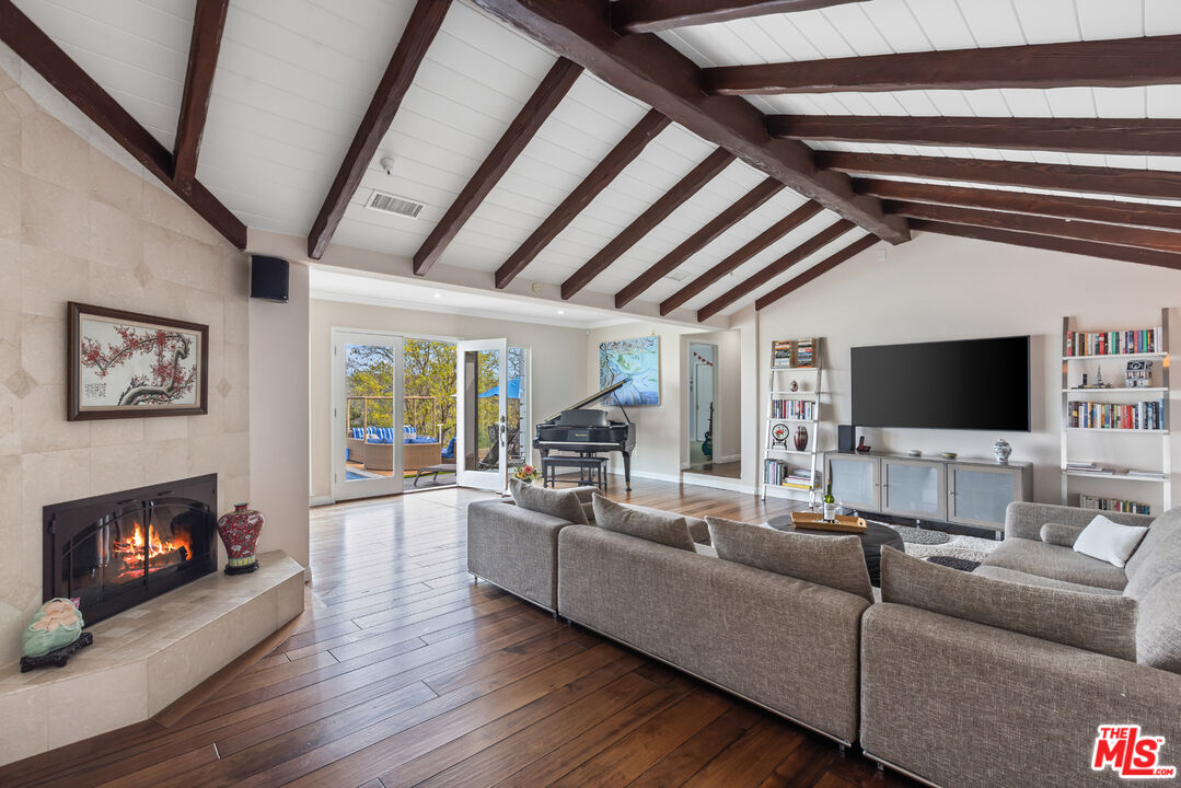 14367 Mulholland Dr