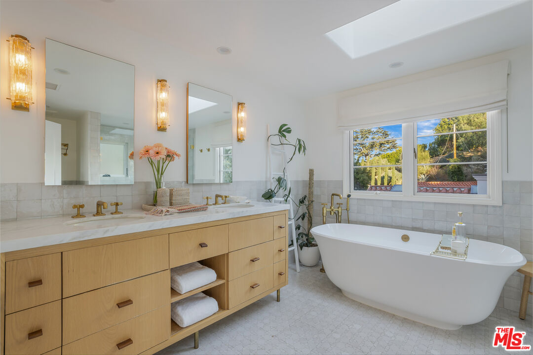 3646 Sunswept Dr