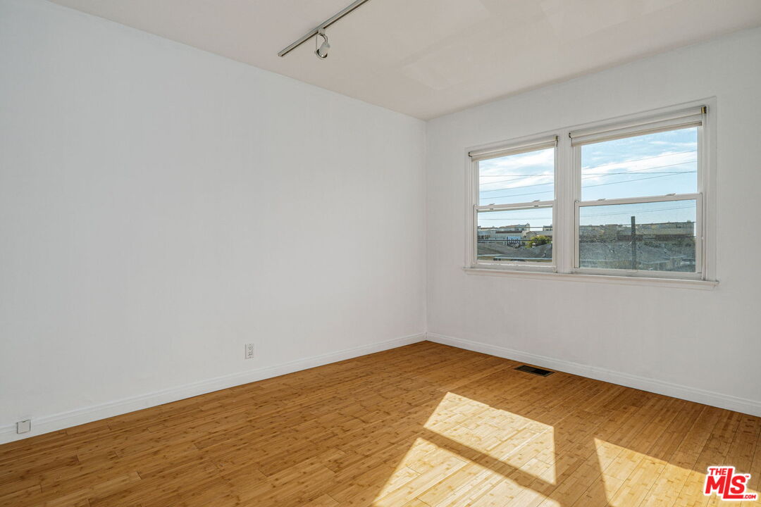 219 3rd Ave