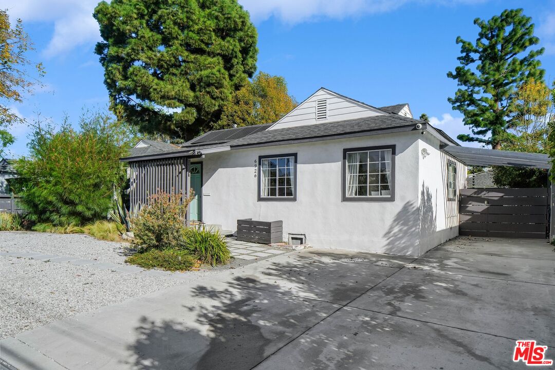 6926 Cedros Ave