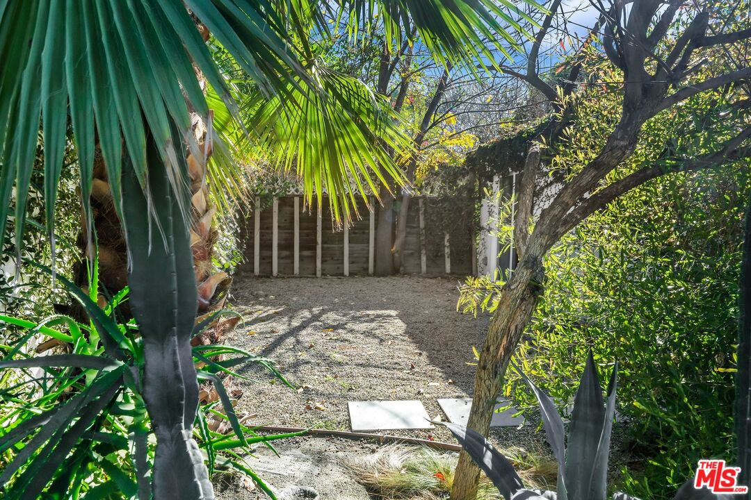 6926 Cedros Ave