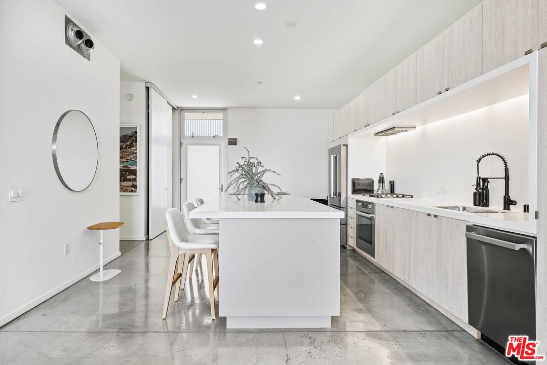 901 Hancock Ave Unit: 301