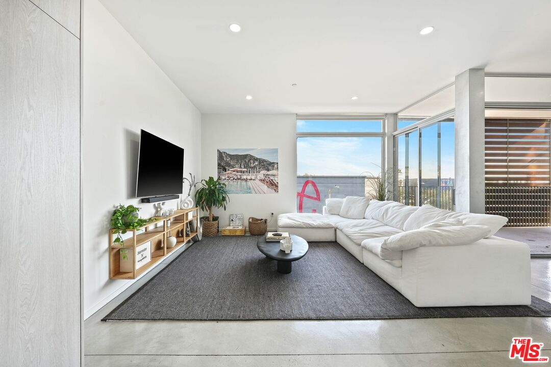 901 Hancock Ave Unit: 301
