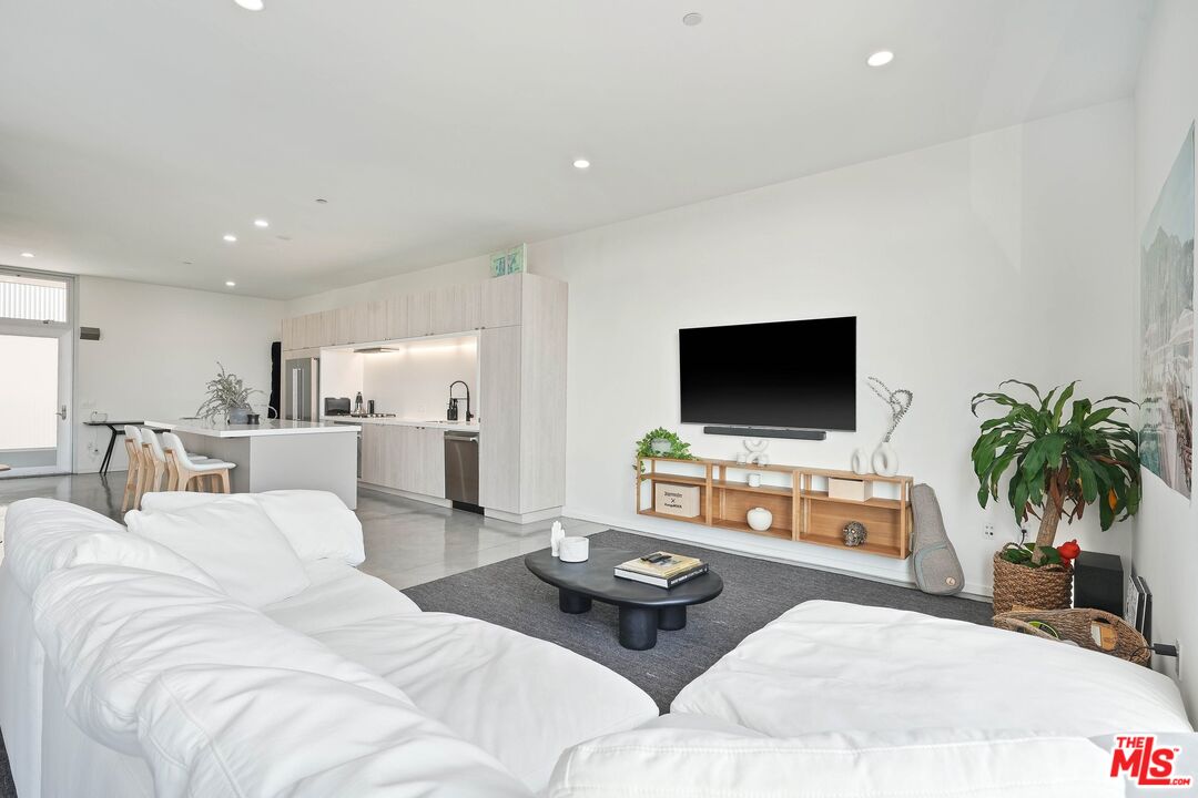 901 Hancock Ave Unit: 301