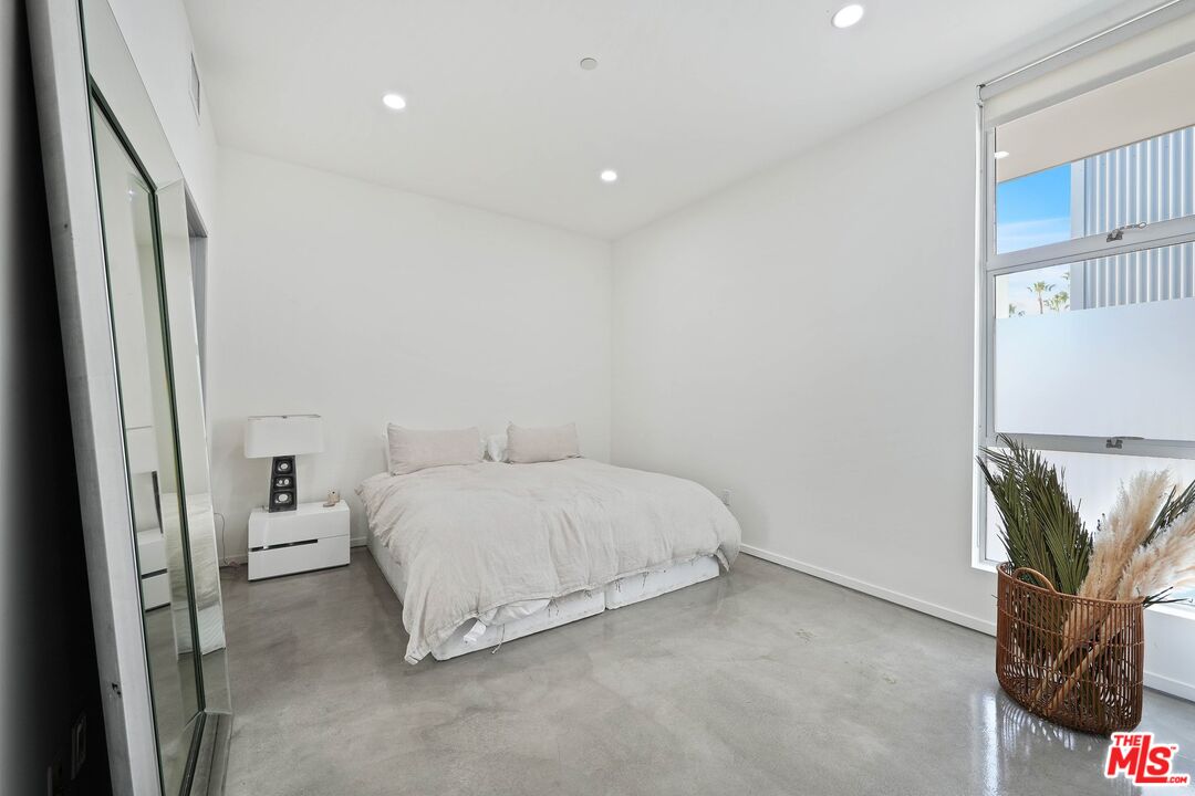 901 Hancock Ave Unit: 301