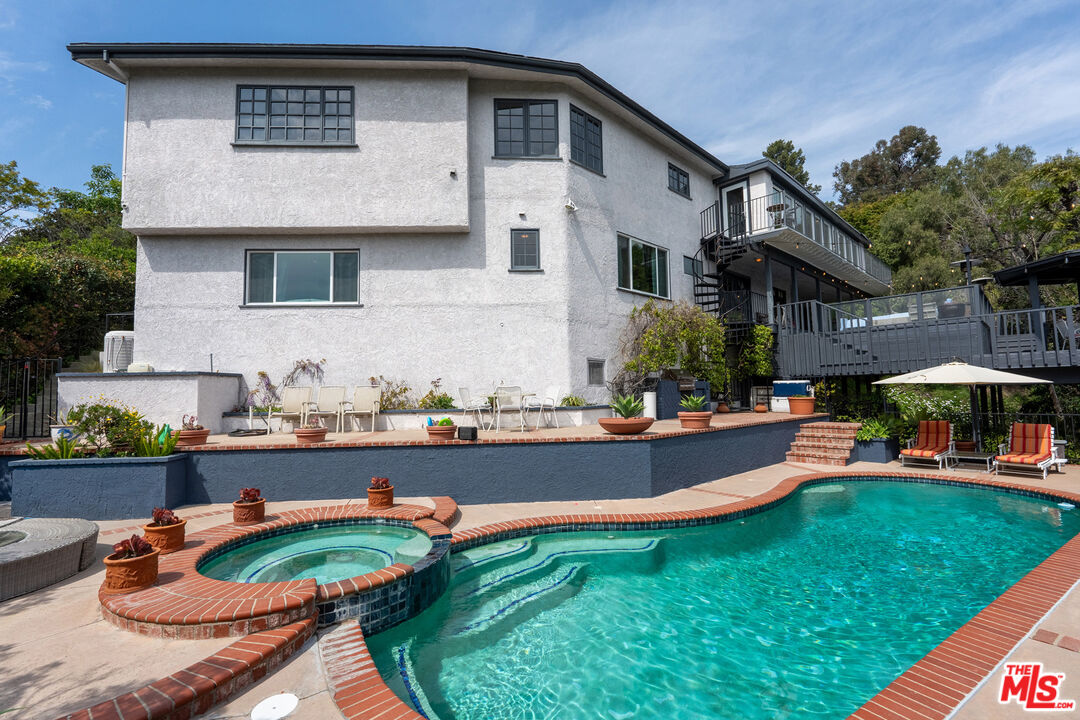 3537 Berry Dr