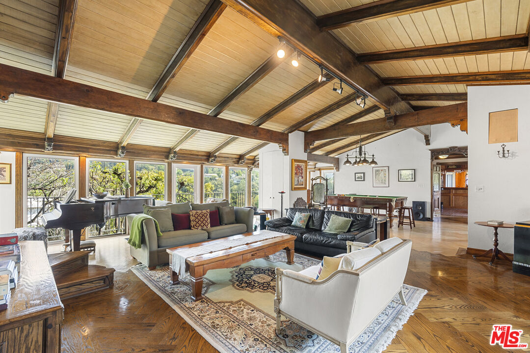 3537 Berry Dr