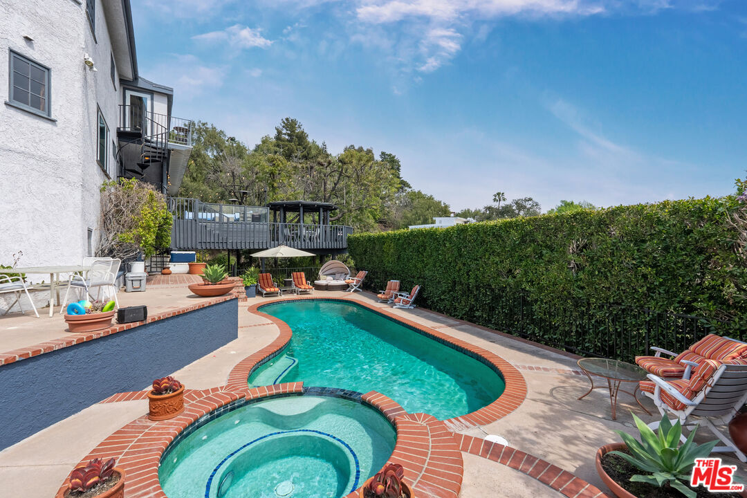 3537 Berry Dr