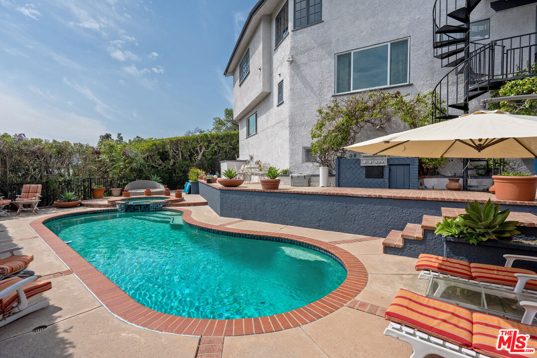 3537 Berry Dr