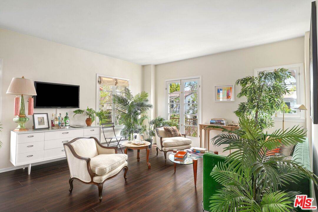 109 N Sycamore Ave Unit: 204