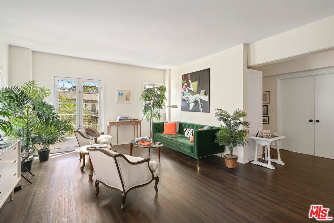 109 N Sycamore Ave Unit: 204