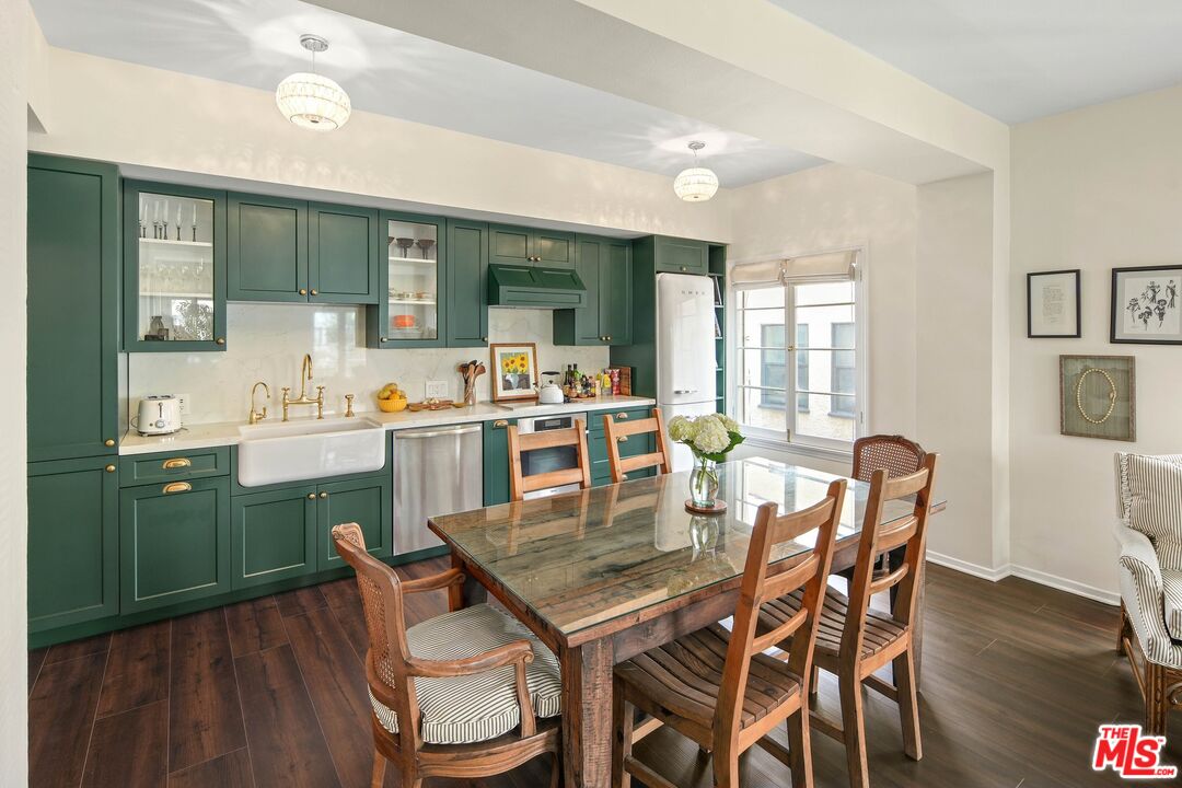 109 N Sycamore Ave Unit: 204