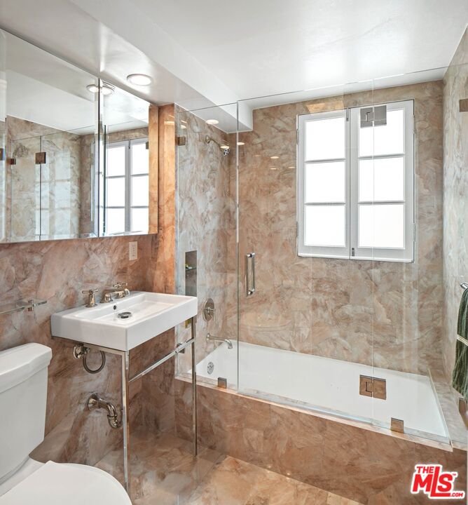 109 N Sycamore Ave Unit: 204