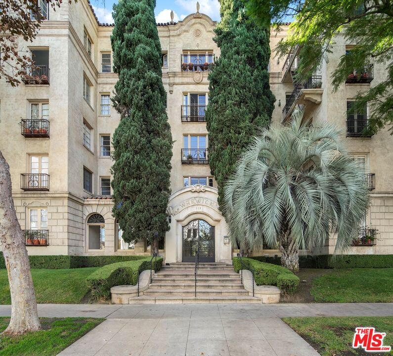 109 N Sycamore Ave Unit: 204
