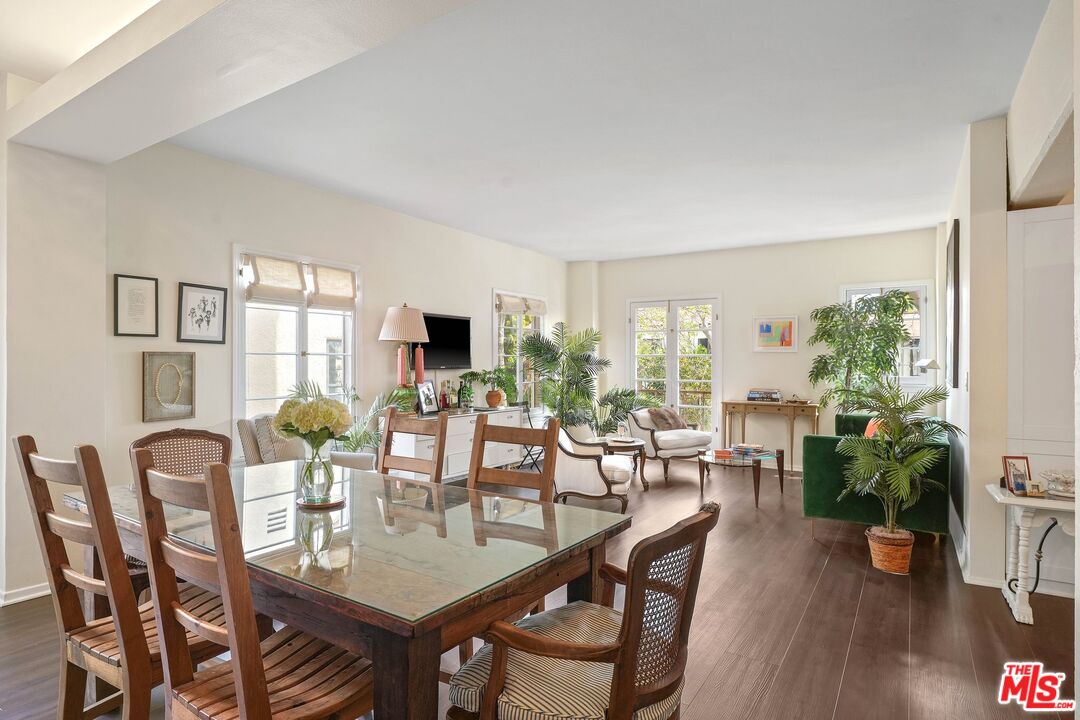 109 N Sycamore Ave Unit: 204