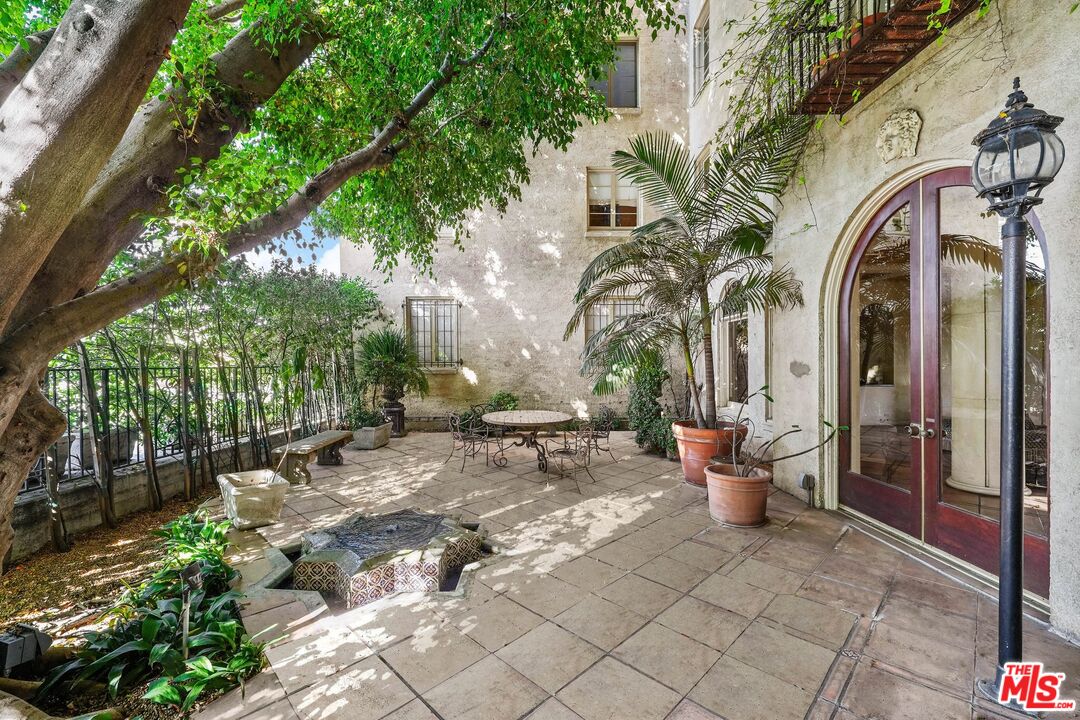 109 N Sycamore Ave Unit: 204