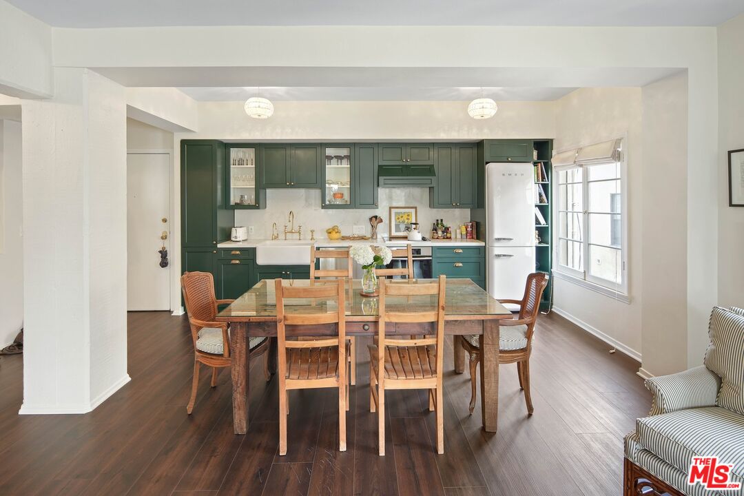 109 N Sycamore Ave Unit: 204