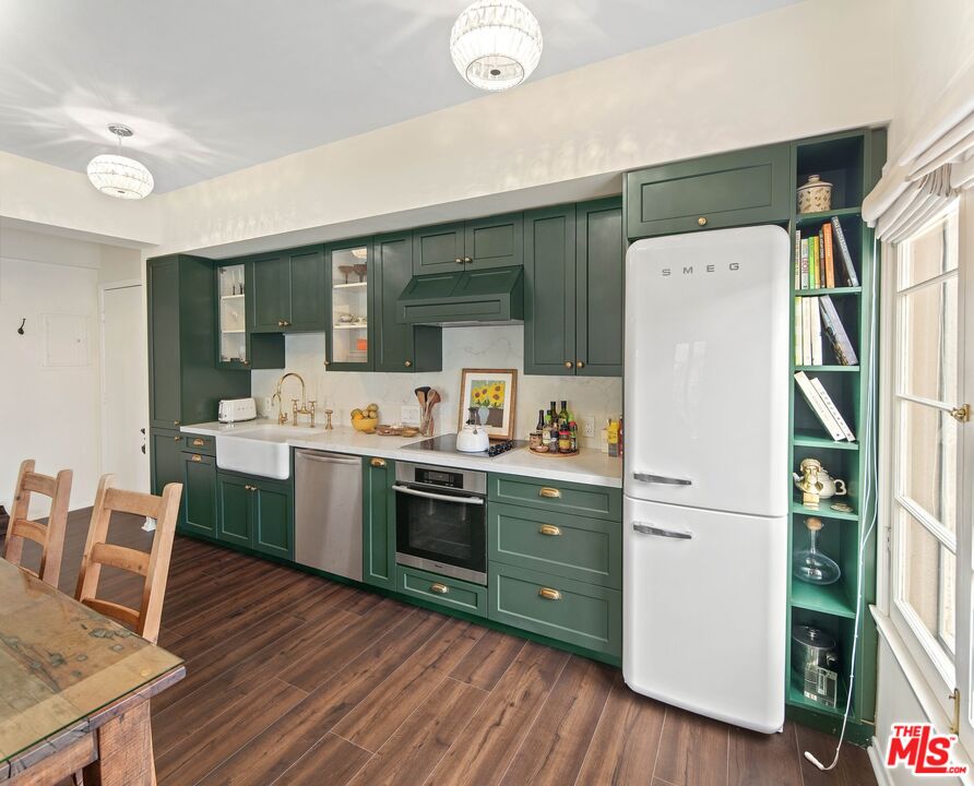 109 N Sycamore Ave Unit: 204
