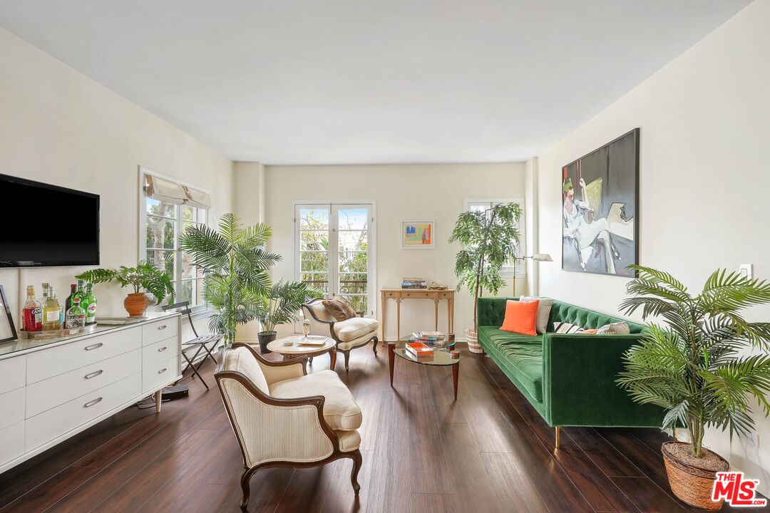 109 N Sycamore Ave Unit: 204