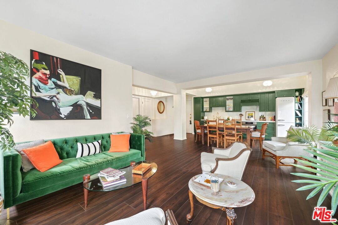 109 N Sycamore Ave Unit: 204