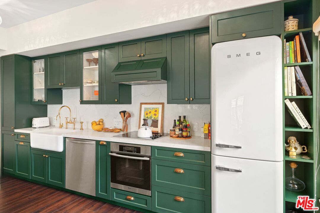 109 N Sycamore Ave Unit: 204