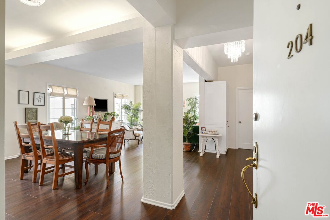109 N Sycamore Ave Unit: 204