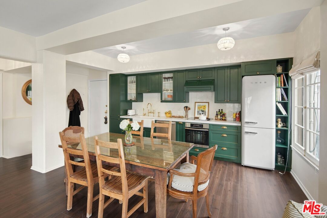 109 N Sycamore Ave Unit: 204