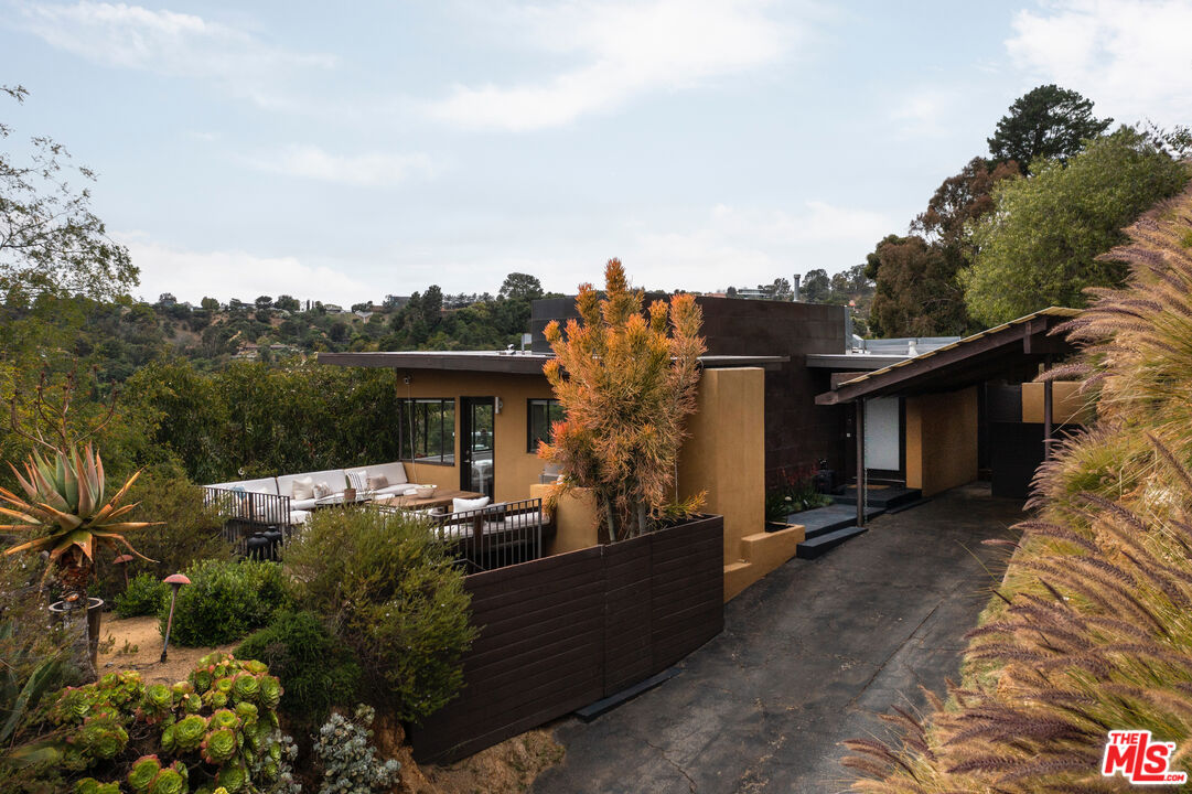 8715 Skyline Dr