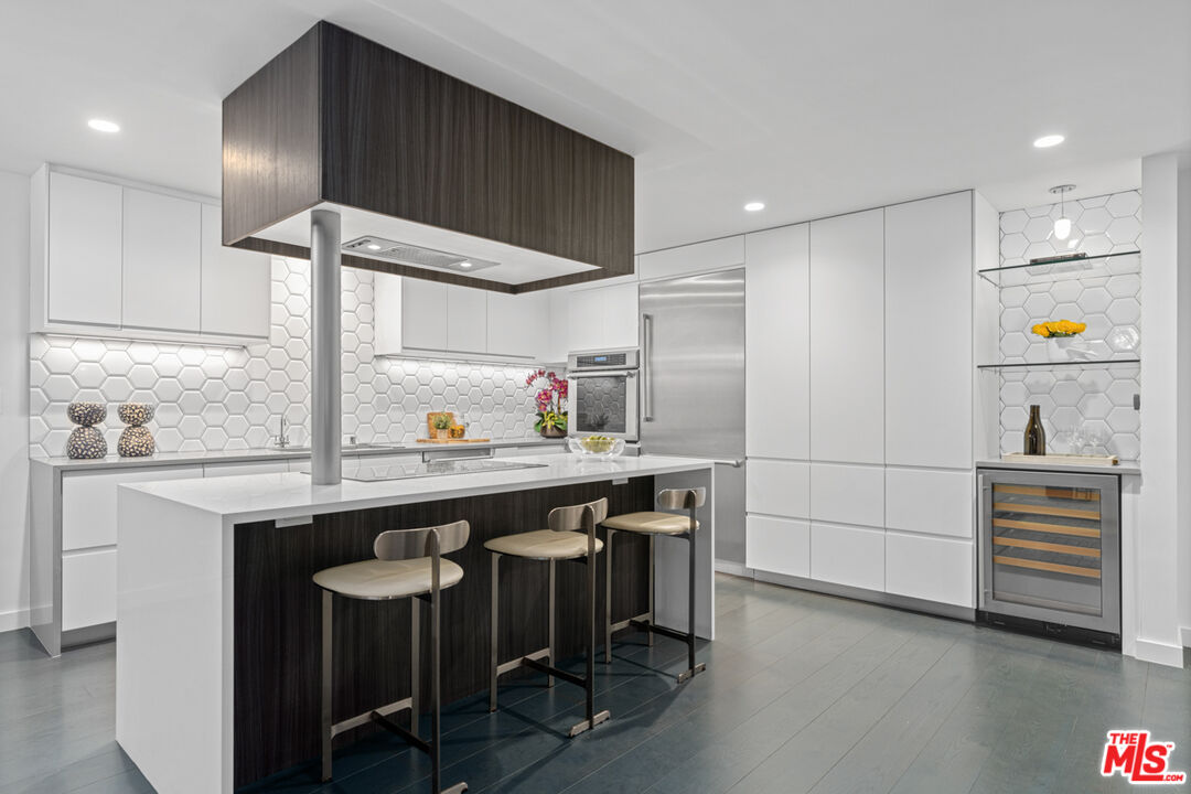 850 N Kings Rd Unit: 204