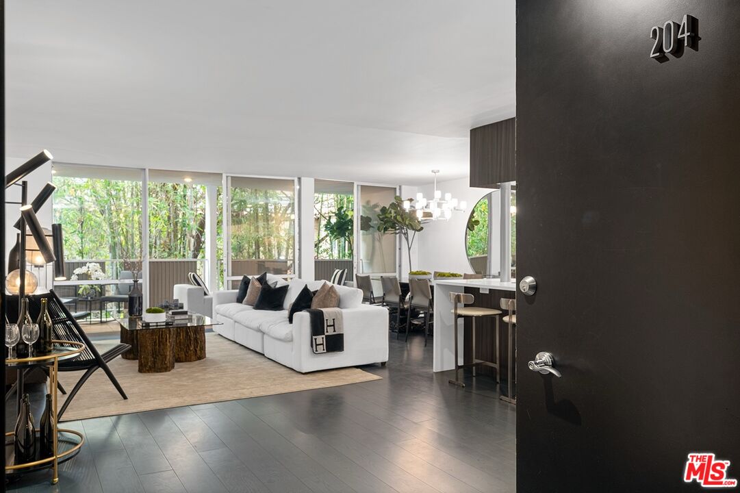 850 N Kings Rd Unit: 204