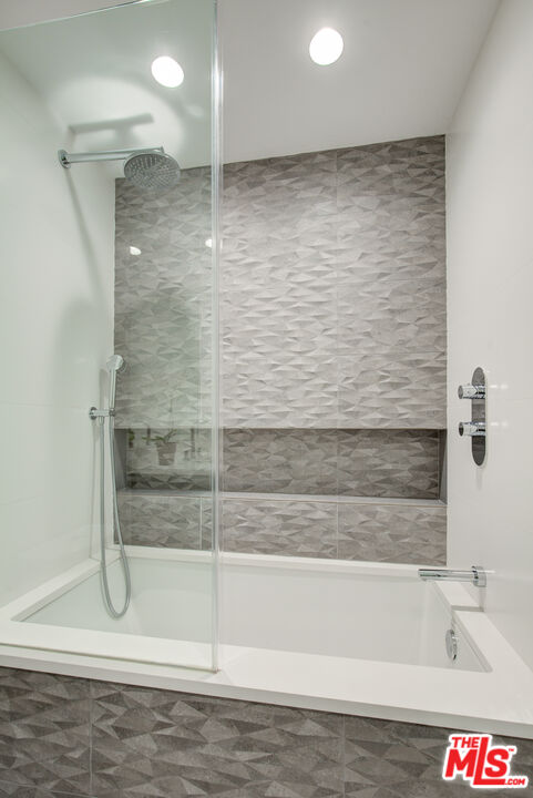 850 N Kings Rd Unit: 204