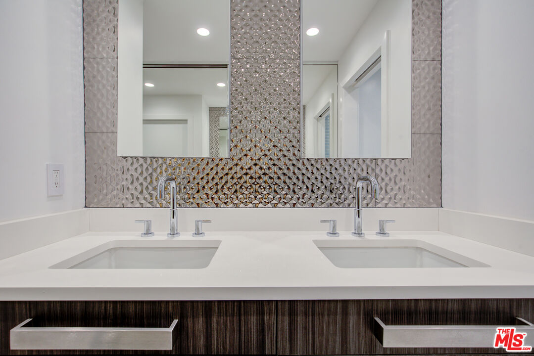 850 N Kings Rd Unit: 204